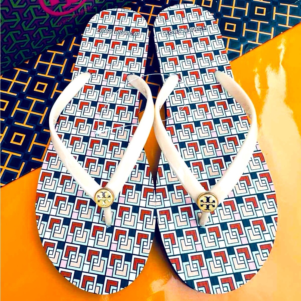 NIB Tory Burch Thin Flip Flop Sandals PVC/EVA Coy Pink Picnic Geo Gold Logo Sz 9